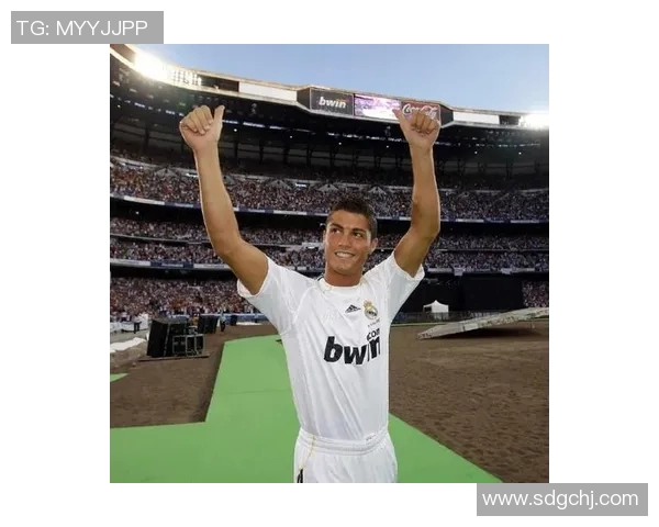 足球明星C罗幽默恶搞路人瞬间引发热议与欢笑